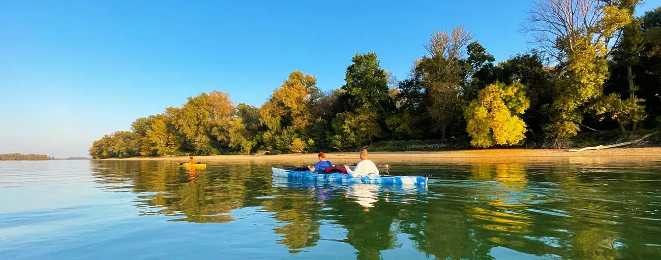 Pihentető evezés a vadregényes Neszmélyi Szigeteknél